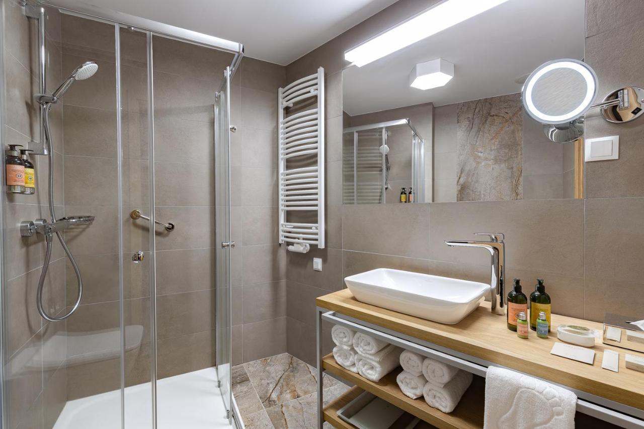 Platinum Mountain Hotel&Spa 스클라르스카포렘바 외부 사진 A modern bathroom