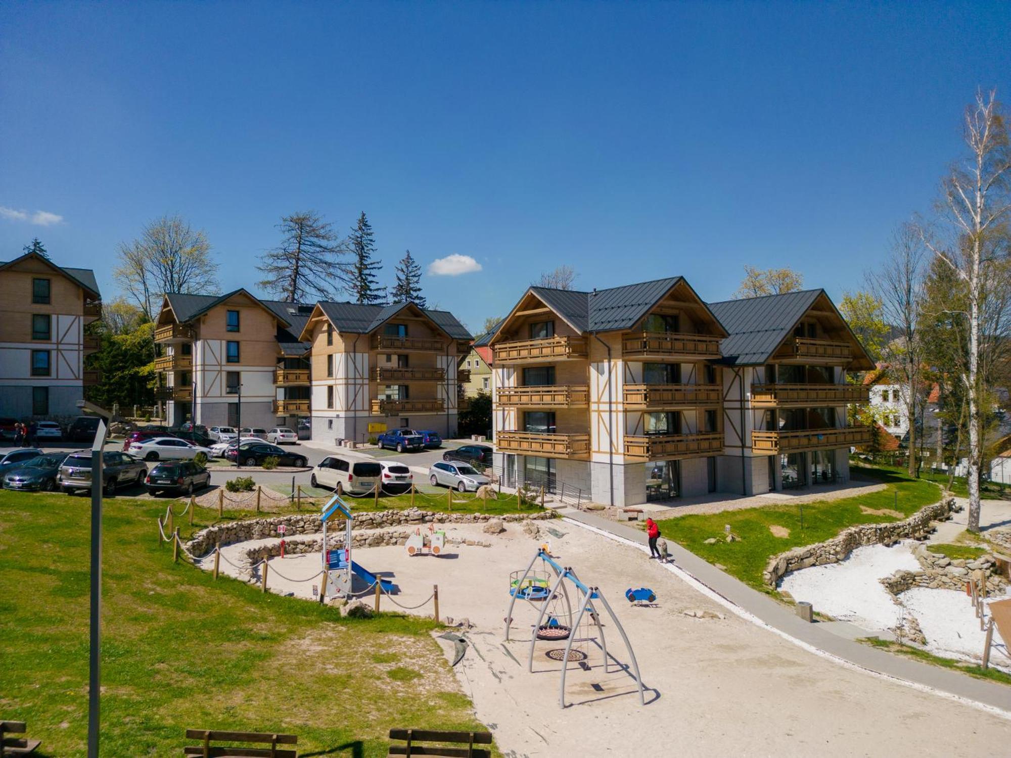 Platinum Mountain Hotel&Spa 스클라르스카포렘바 외부 사진 Residential buildings in the village
