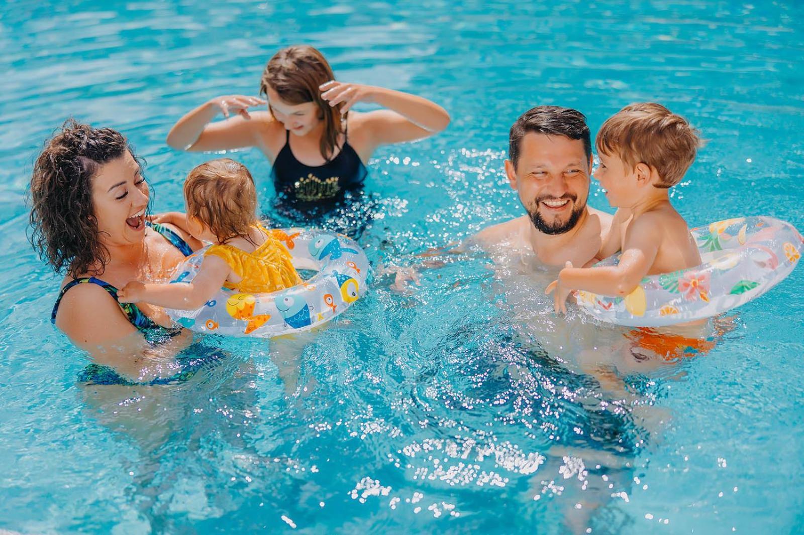 Platinum Mountain Hotel&Spa 스클라르스카포렘바 외부 사진 Family in a swimming pool