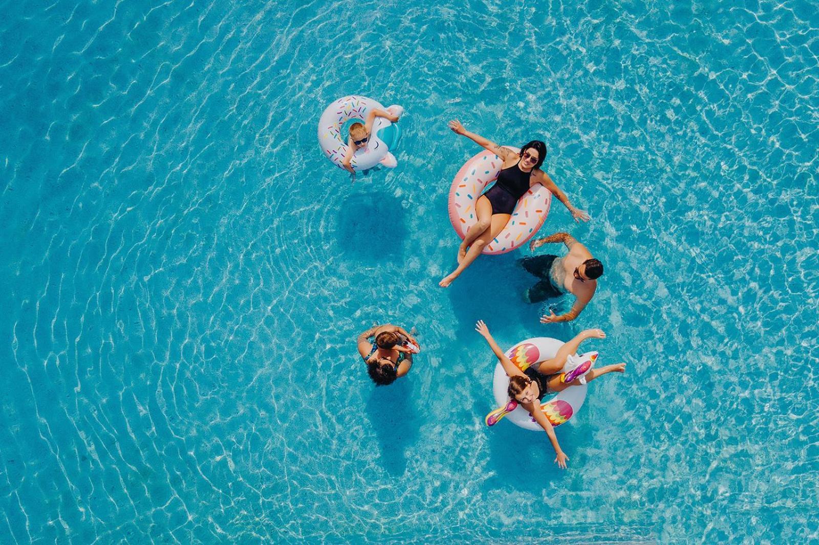 Platinum Mountain Hotel&Spa 스클라르스카포렘바 외부 사진 Aerial view of people floating on inner tubes in a swimming pool