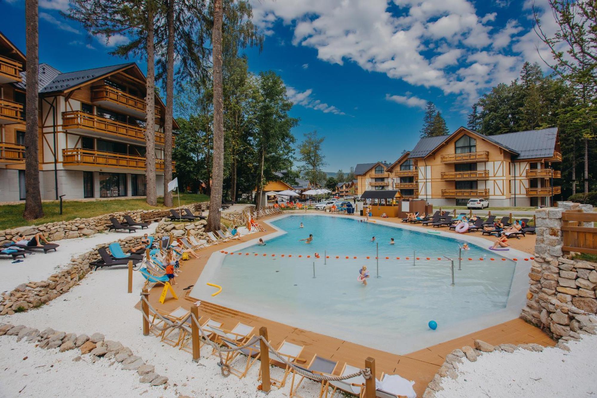Platinum Mountain Hotel&Spa 스클라르스카포렘바 외부 사진 The swimming pool at the center of the resort