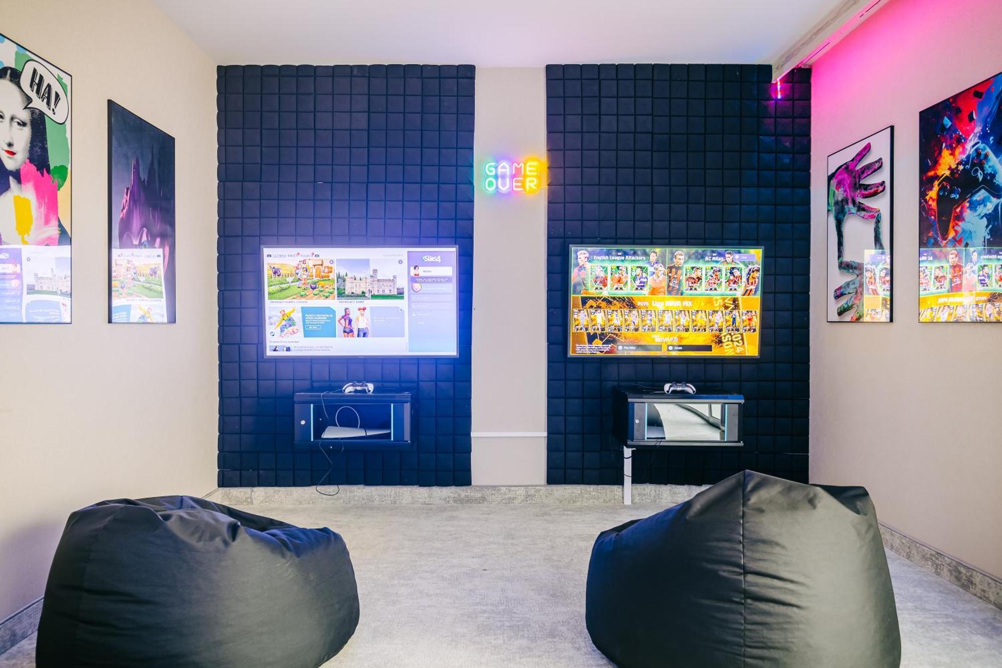 Platinum Mountain Hotel&Spa 스클라르스카포렘바 외부 사진 The gaming room at the YouTube Space LA